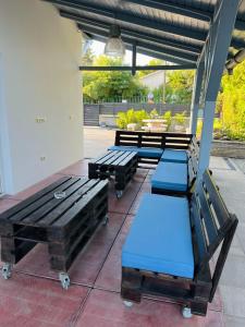 a group of benches sitting on a patio at Őzike Vendégház - Tiszakécske in Tiszakécske