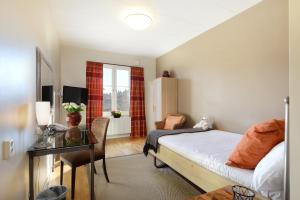 Postel nebo postele na pokoji v ubytování Maude´s Hotel Enskede Stockholm + 37 fotografií