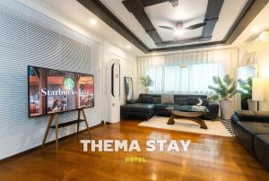平泽市Thema Stay Hotel的客厅里有一张沙发和一台电视