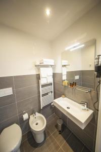 フィレンツェにあるTwoBros Apartmentのバスルーム(洗面台、トイレ、鏡付)