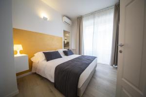ein Schlafzimmer mit einem großen Bett und einem großen Fenster in der Unterkunft TwoBros Apartment in Florenz