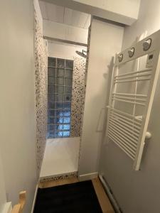 Ένα μπάνιο στο Maison de village au cœur de Ampus