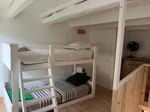 Ένα ή περισσότερα κρεβάτια σε δωμάτιο στο Maison de village au cœur de Ampus