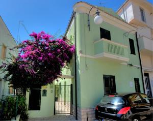 une maison avec une voiture garée devant elle dans l'établissement La Casa Del Nonno, à Campomarino