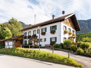 a house on the side of a road at Alpenapartment mit Garten in Trauchgau