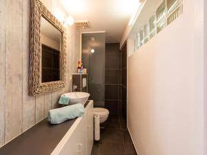 Ένα μπάνιο στο Holiday home in Stavele with terrace
