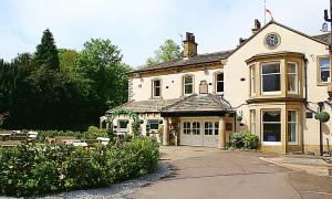 Steeton的住宿－Steeton Hall Hotel & Restaurant，一座白色的大建筑,上面有时钟