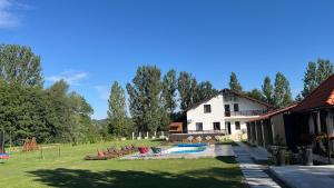 ein Haus mit einem Swimmingpool im Hof in der Unterkunft Casa cu Flori Maramures in Baia Mare