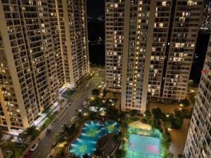 Long BìnhにあるPhong Linh Homestay 30 apartments Vinhomes Grand Parkの高層ビル群の夜景