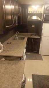 Η κουζίνα ή μικρή κουζίνα στο lNTERCoNTlNENTALALALx