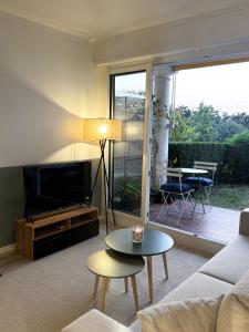 Μια τηλεόραση ή/και κέντρο ψυχαγωγίας στο Casa Pace - entre mer & jardin - Trouville