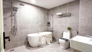 Un baño con ducha, inodoro y lavabo. en ICC Premium Suites Ipoh by Byon, en Ipoh