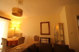 ein Wohnzimmer mit Sofa und Tisch in der Unterkunft Charming Seaside Flat in Khalkoútsion + 5 Fotos