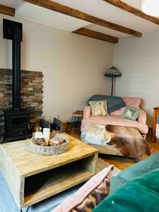 ein Wohnzimmer mit einem Hund auf dem Boden in der Unterkunft The Old Dairy Cottage in Gainford