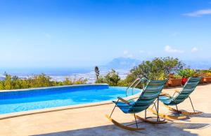 - deux chaises et une piscine dans l'établissement The Regency Cottage, à İslâmlar