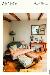 ein Wohnzimmer mit zwei Sofas und einem Tisch in der Unterkunft The Old Dairy Cottage in Gainford + 58 Fotos