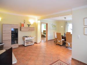 a living room with a kitchen and a dining room at Ferienwohnung in Löwensen mit eigener Terrasse in Bad Pyrmont