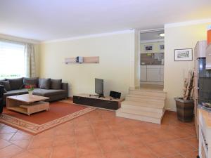 a living room with a couch and a tv at Ferienwohnung in Löwensen mit eigener Terrasse in Bad Pyrmont