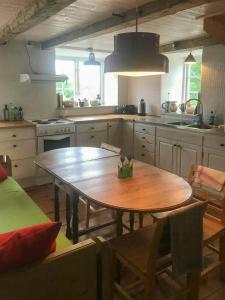 Fotografie z fotogalerie ubytování Traditional Farmhouse By Lake Dämba On Fårö v destinaci Farö