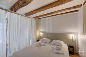 a bedroom with a white bed with two towels on it at Le St Graal - 4V - Hyper Centre Ville de Tours in Tours