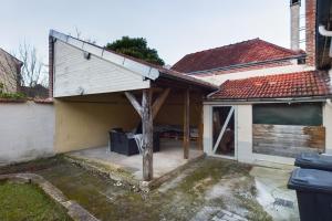 una casa con un garage con un albero dentro di La Champenoise - Private Garden with Covered Patio a Romilly-sur-Seine