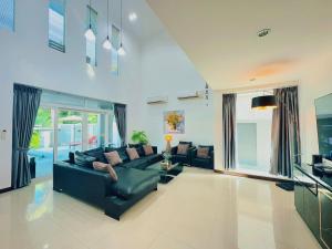 Posezení v ubytování Cozysea Pool Villa 4 bedrooms 5 bathrooms with private pool garden villa near the Jomtien beach