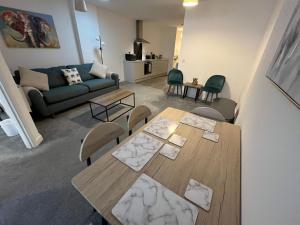 ein Wohnzimmer mit Tisch und Couch in der Unterkunft Hunters House Flat 6 Sleeps 3 long stays Free Wi-Fi in Swindon + 3 Fotos