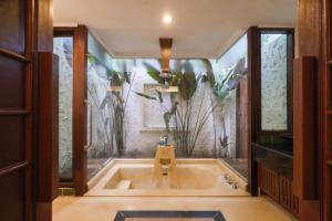 baño con bañera con pared de planta en Barali Beach Resort Koh Chang, en Ko Chang