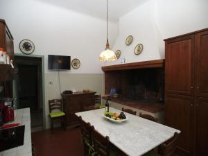 Η κουζίνα ή μικρή κουζίνα στο Lovely holiday home in Montefiridolfi with hill view