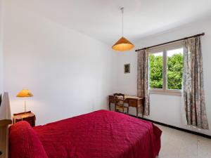Ένα ή περισσότερα κρεβάτια σε δωμάτιο στο Apartment with pool amid vineyards and near the beach