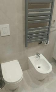 a bathroom with a white toilet and a sink at Thysia in Conversano