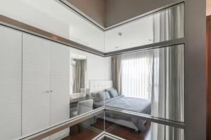 バンコクにあるIvy Thonglor Luxury Condo with Swimming Pool, Fast Wifiのベッドルーム1室(ベッド1台付)