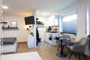 a small apartment with a kitchen and a small table at Schöne Ferienwohnung im Simmern in Simmern