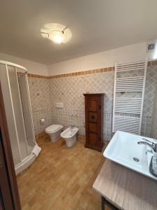 a bathroom with a tub and a toilet and a sink at B&B Colle Alto in Carovilli