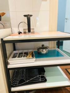 ハンブルクにあるTreppenheimの食器入り冷蔵庫棚