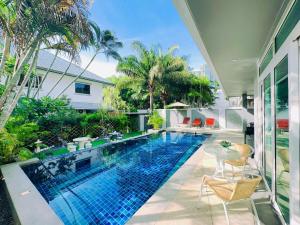 Bazén v ubytování Cozysea Pool Villa 4 bedrooms 5 bathrooms with private pool garden villa near the Jomtien beach nebo v jeho okolí