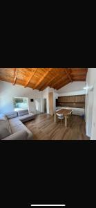 ein Wohnzimmer mit Sofa und Tisch in der Unterkunft Vila Harxhaj 3 in Razëm