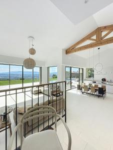 Et opholdsområde på Villa With Panoramic Views And Pool In Gordes