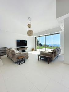 Et tv og/eller underholdning på Villa With Panoramic Views And Pool In Gordes + 25 billeder