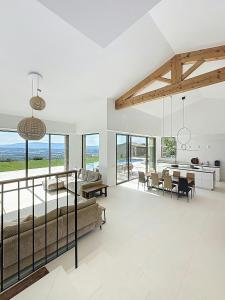 En eller flere senge i et værelse på Villa With Panoramic Views And Pool In Gordes