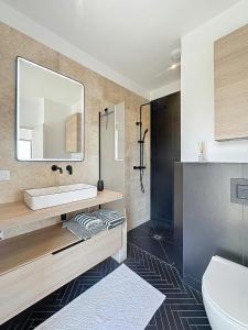 Et badeværelse på Villa With Panoramic Views And Pool In Gordes