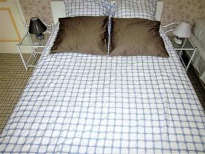 Katil atau katil-katil dalam bilik di RONCE, mer à 1mn,10mn velodyssee, port, travail, thalasso détente, cure, ,,en XXL ! +10 gambar