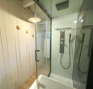 Ένα μπάνιο στο Renovated Cabin Near Argens River +17 φωτογραφίες