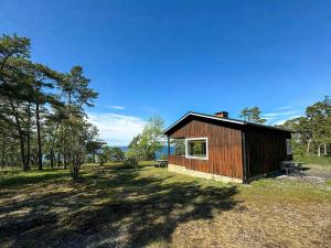 a small wooden cabin in the middle of a field at Secluded Cottage Between Nature Reserves in Tingstäde