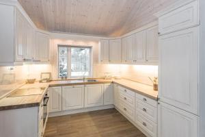 Η κουζίνα ή μικρή κουζίνα στο Mountain Cabin With Private Terrace By Mjogetjønn +22 φωτογραφίες