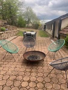 Dun-les-PlacesにあるMaison des tilleulsのパティオ(椅子3脚、ファイヤーピット付)