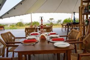 En restaurant eller et andet spisested på Malaika Mara River Luxury Camp