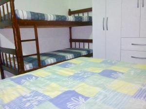 a bedroom with two bunk beds and a bed at Morada Mar e Sol in Arraial do Cabo