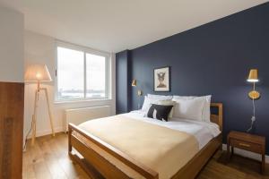 Postel nebo postele na pokoji v ubytování Hells Kitchen 1BR w Gym Doorman Lounge NYC-249 + 39 fotografií