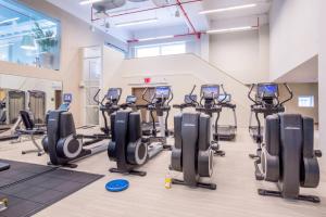 Fitness centrum a/nebo fitness zařízení v ubytování Hells Kitchen 1BR w Gym Doorman Lounge NYC-249